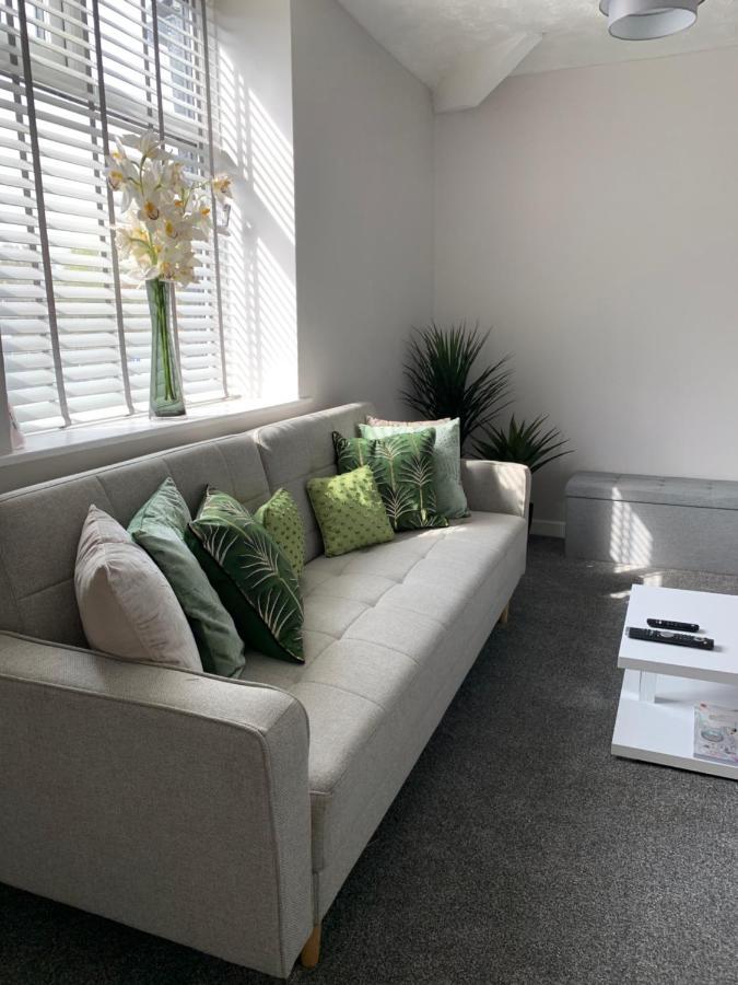 The Greens Apartment Farnworth Exteriör bild