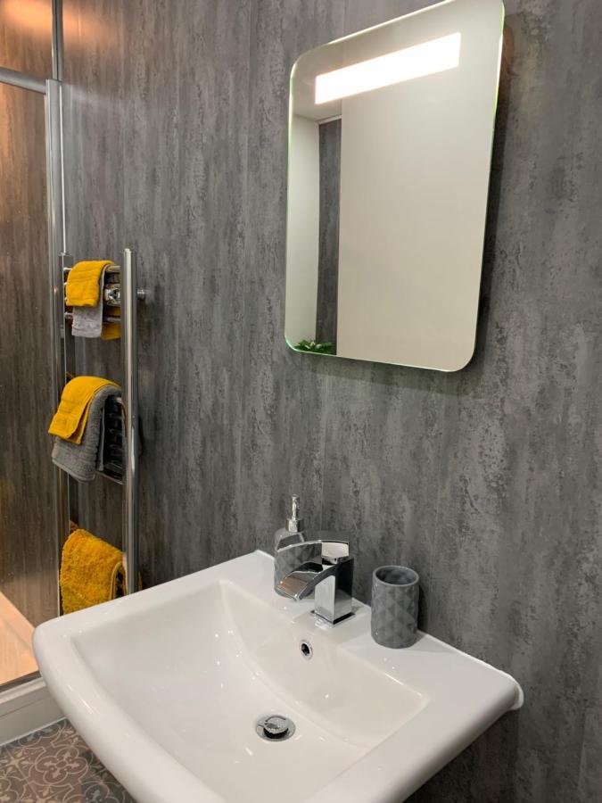 The Greens Apartment Farnworth Exteriör bild