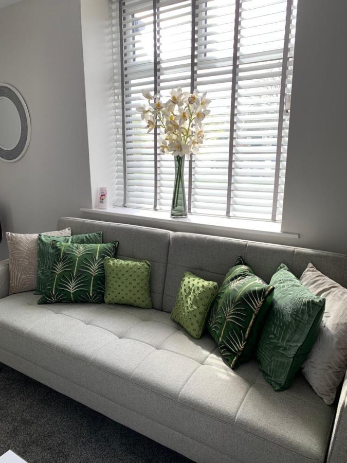 The Greens Apartment Farnworth Exteriör bild