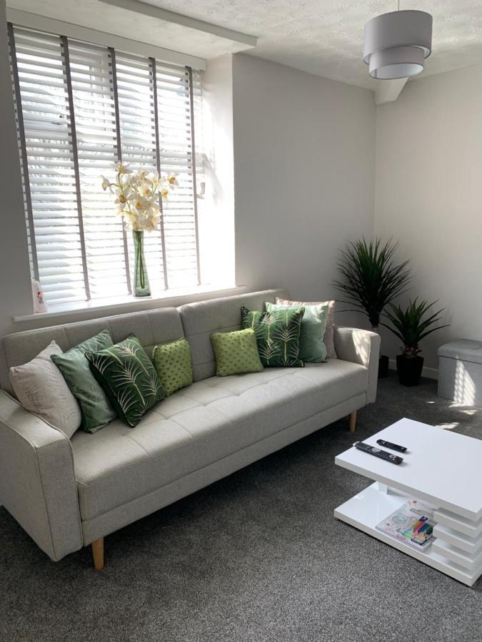The Greens Apartment Farnworth Exteriör bild